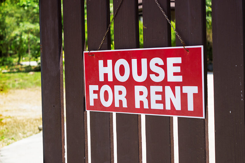 House for rent sing on a gate door - 1 (800) 880-7954